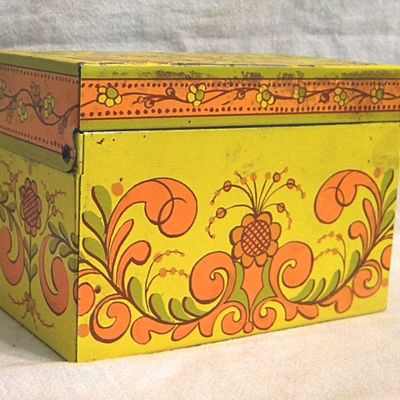 Vintage Avon Yellow Recipe Box with old recipe cards - Picture 5 of 7